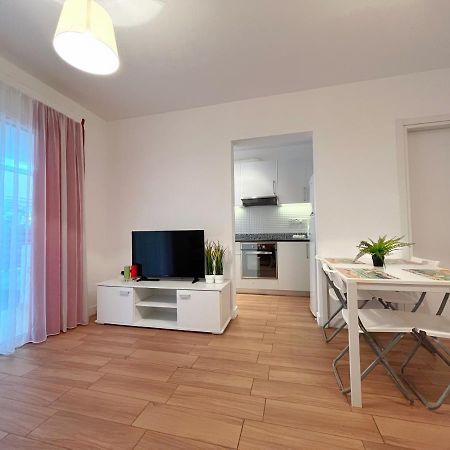 Central 2 Bedroom Apt Terrace And Pool Ayia Napa Exteriör bild