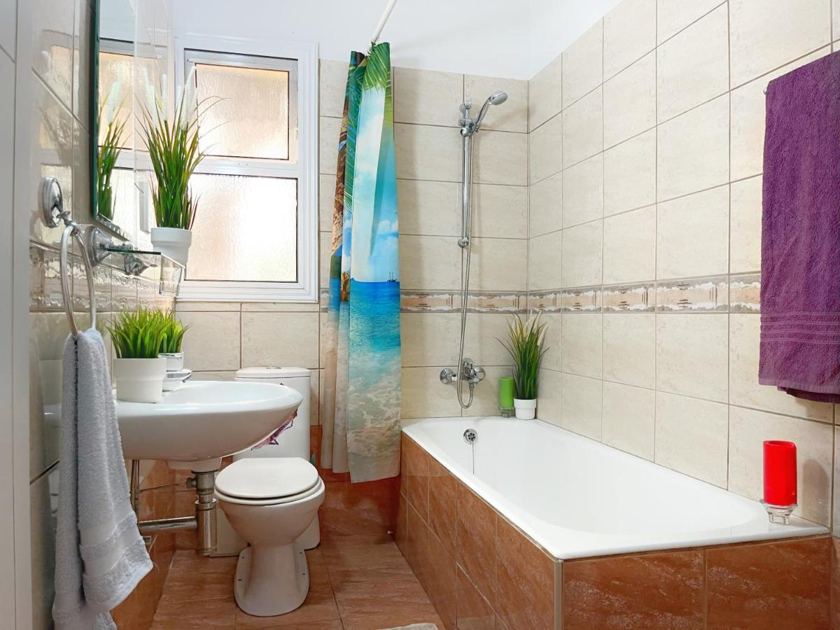 Central 2 Bedroom Apt Terrace And Pool Ayia Napa Exteriör bild